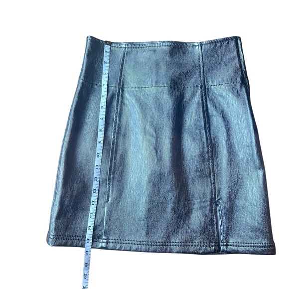 Free People Faux Leather Silver Shiny Metallic Mini‎ Skirt Size 4 - Picture 5 of 6